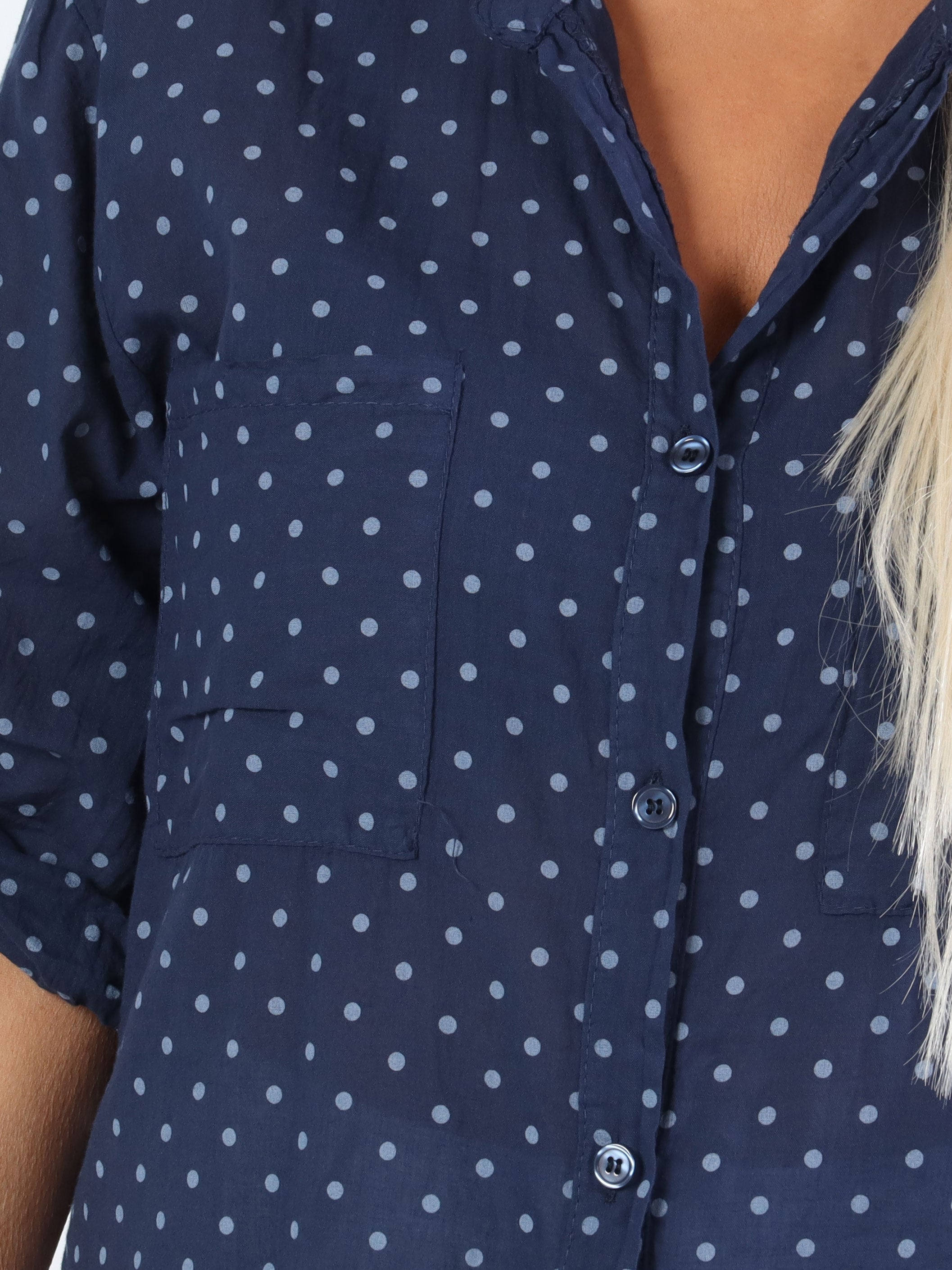 Linda - Plus size skjorta i bomull med små prickar